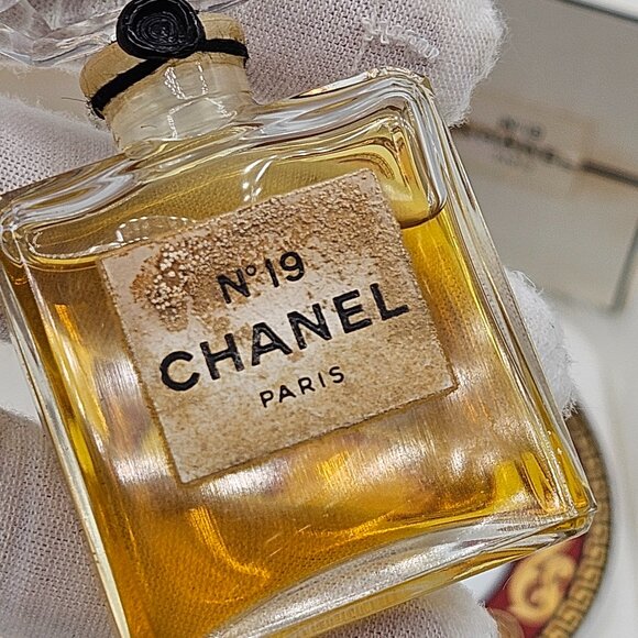 CHANEL No 19 Parfum - Picture 2 of 8